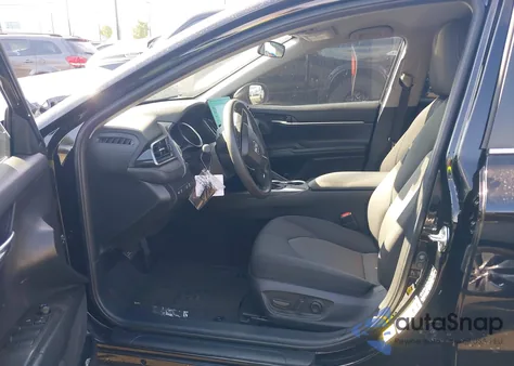 2022 Toyota Camry Le z USA, uszkodzony, nr VIN 4T1C11AK2NU682472